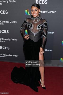 L’actrice oscarisée Ariana DeBose portait une tenue de CHENEY CHAN Private Special Couture au gala du Kennedy Center Honors